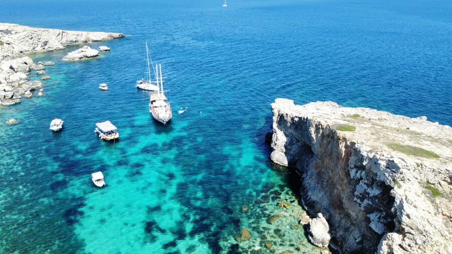 Blue lagoon, Crystal Lagoon & Comino Island & Caves - Mellieha Bay departure: getting on the boat without wasting time