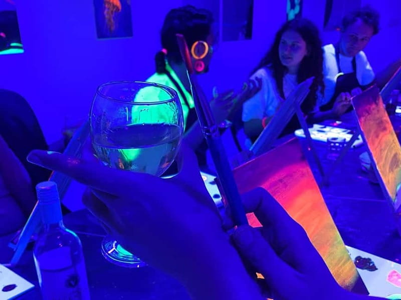 Malta: Glow-in-the-Dark Drink & Paint Experience - Unlimited drinks and crisps, plus when to actually enjoy them