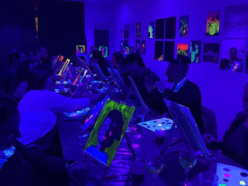 Malta: Glow-in-the-Dark Drink & Paint Experience - Beginner help that doesn’t talk down to you