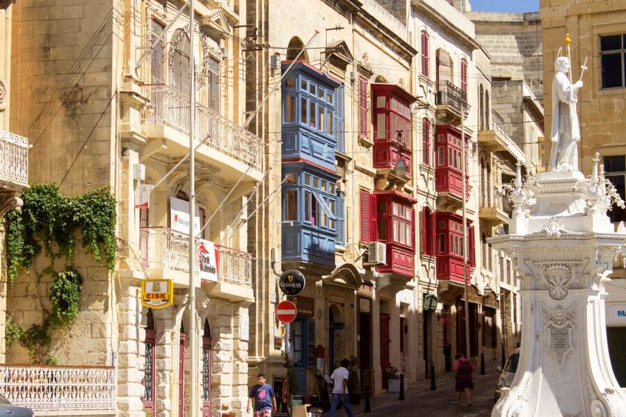 Malta: Vintage Bus Ride through the Three Cities - The bus experience: comfort, photo stops, and best seating