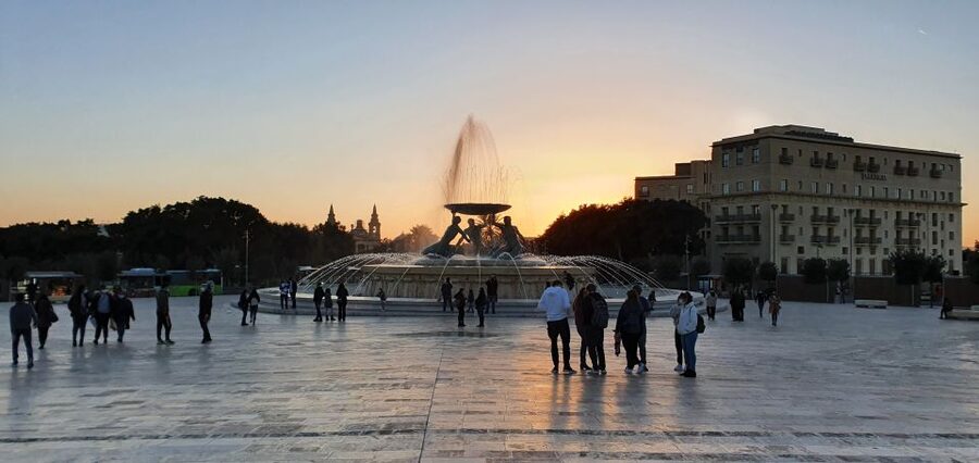 Valletta: City Walking Tour in a Small Group - Guides and group experience: hearing the story in busy streets