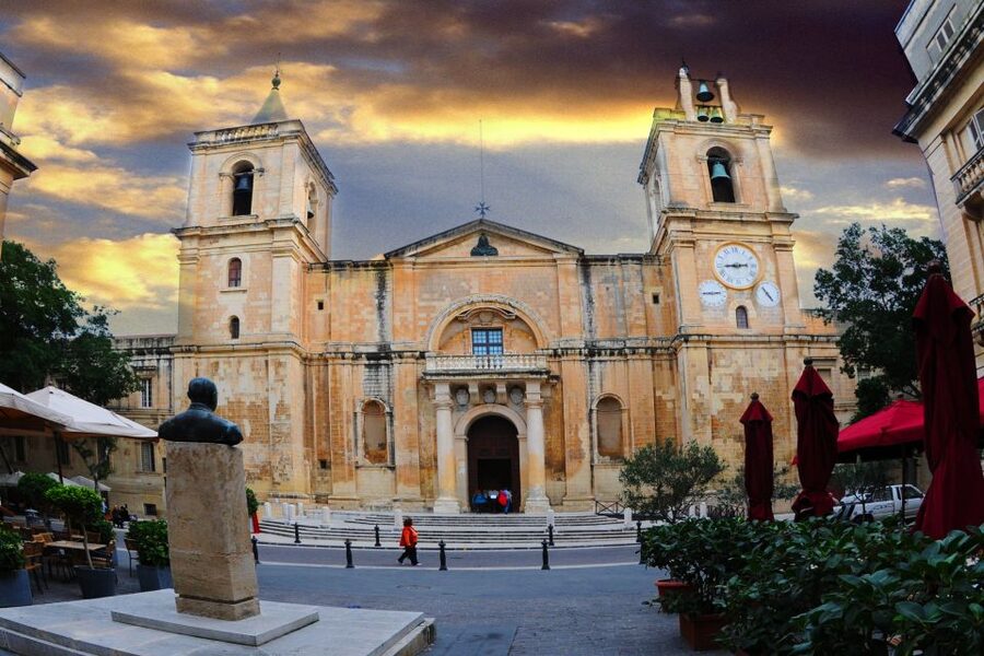 Valletta Half Day inc St. John's Cathedral, Malta Experience - Getting your bearings in Valletta’s Baroque lanes
